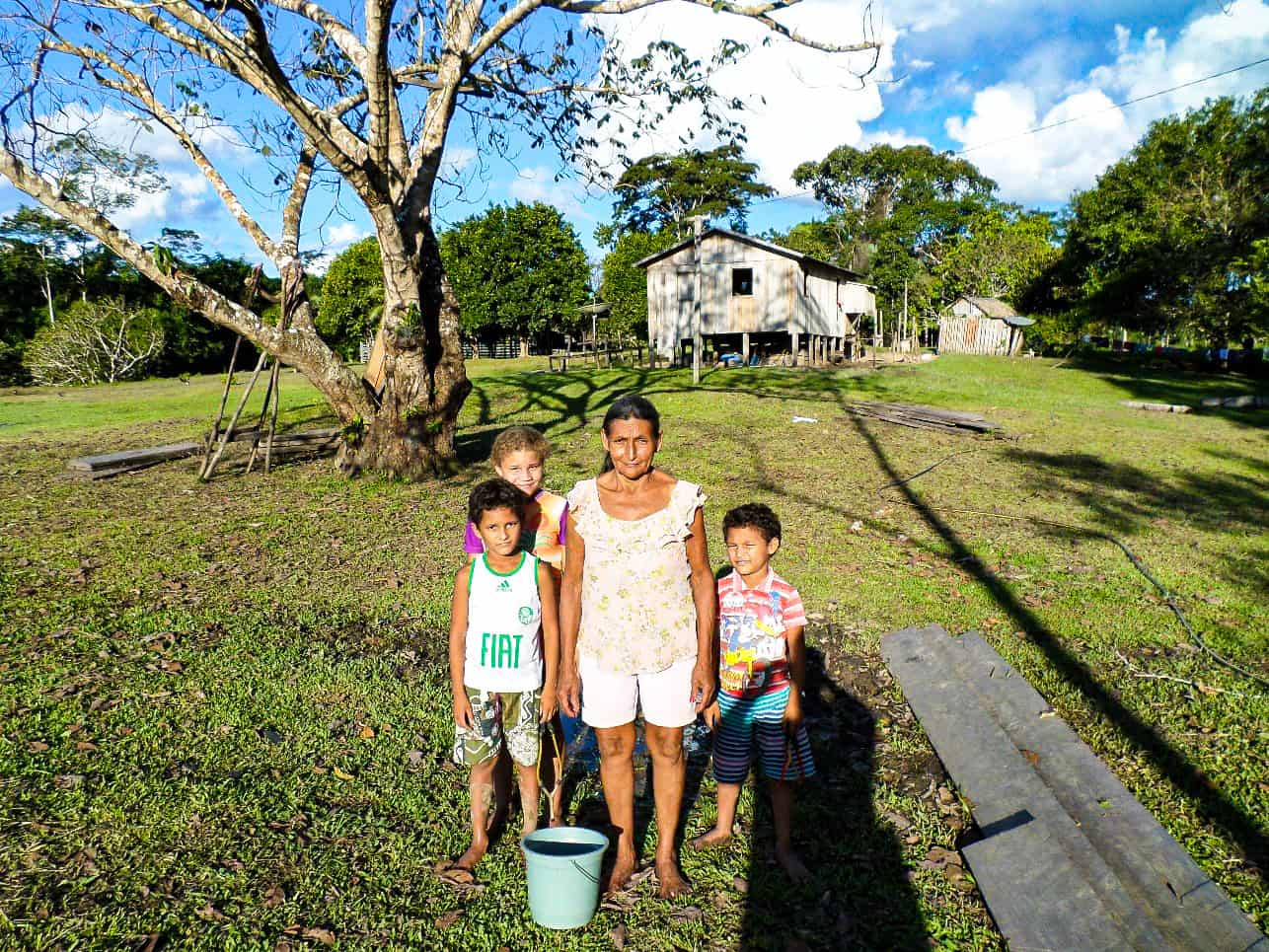 A resident family in the Envira Amazonia project.