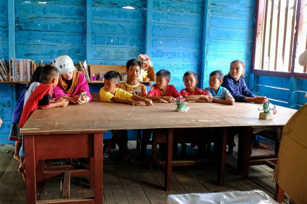 Children at a school library supported by the Rimba Raya project.